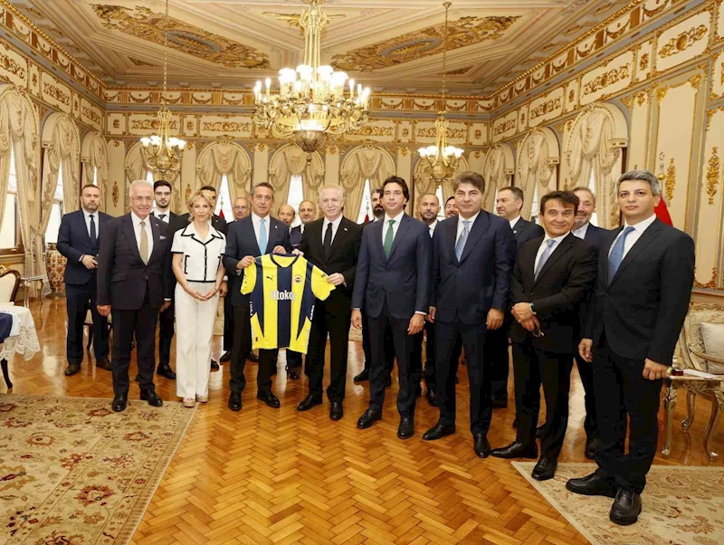 Fenerbahçe Başkanı Ali Koç ve Yönetim Kurulu Üyeleri, İstanbul Valisi Davut Gül’ü ziyaret etti

