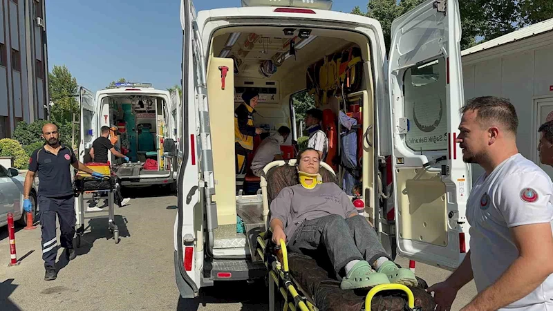 Adıyaman’da işçileri taşıyan 2 minibüs çarpıştı: 13 yaralı
