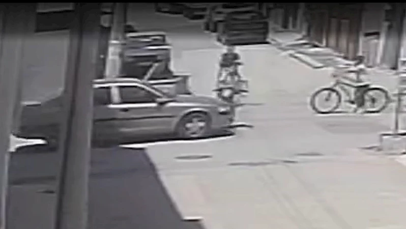 Otomobilin çarptığı bisikletli çocuk metrelerce havaya uçtu, o anlar kameraya yansıdı
