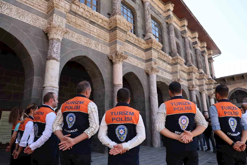 Diyarbakır’da “Turizm Polisi” 5 dilde ziyaretçilerle ilgileniyor
