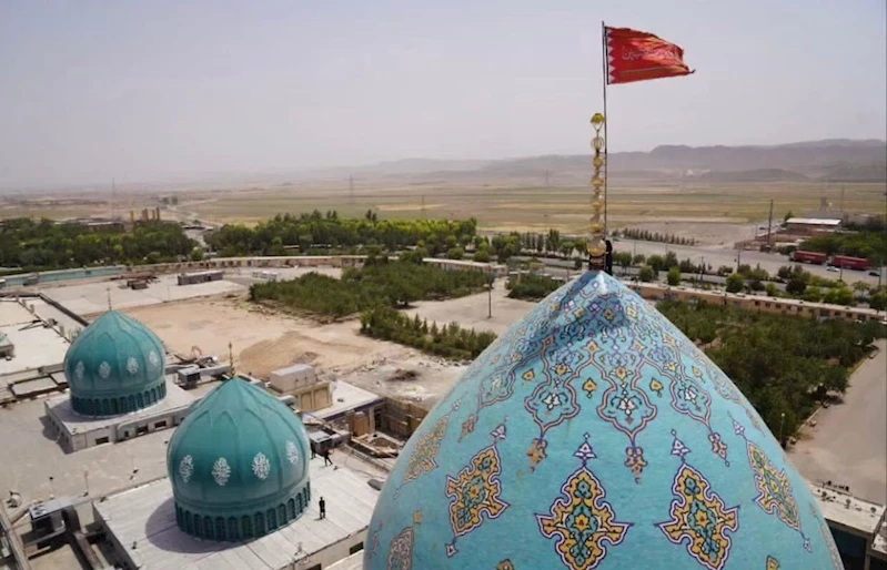 İran’da cami kubbesine “intikam bayrağı” çekildi
