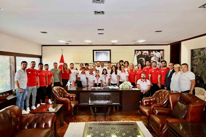 Başkan Çavuşoğlu Milli Takıma seçilen sporcularla buluştu
