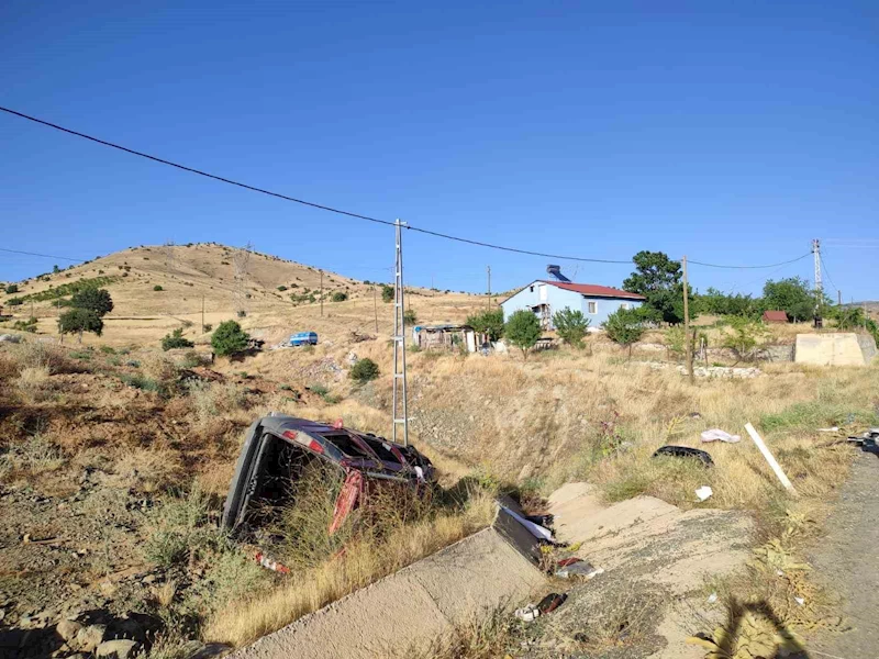 Elazığ’da hafif ticari araç şarampole yuvarlandı: 1 yaralı
