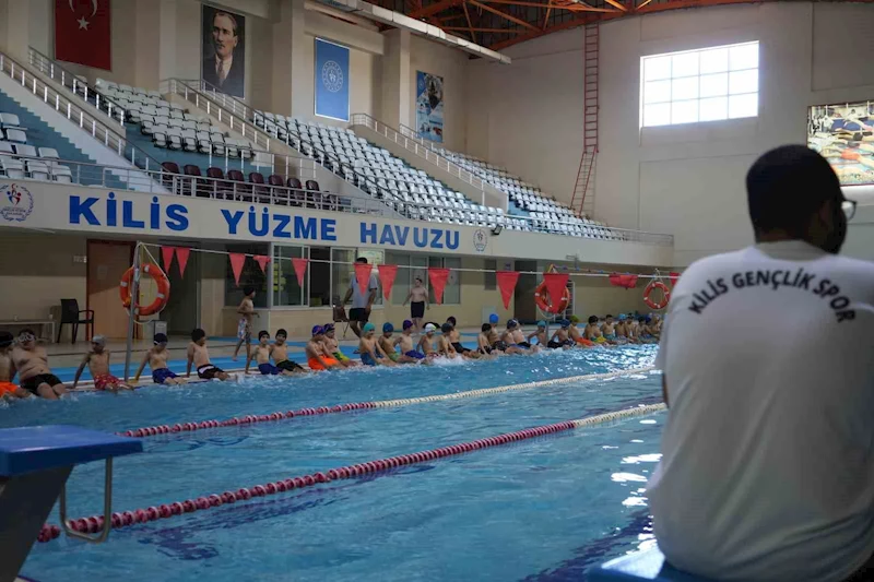 Sıcaktan bunalan gençler havuzlarda serinliyor
