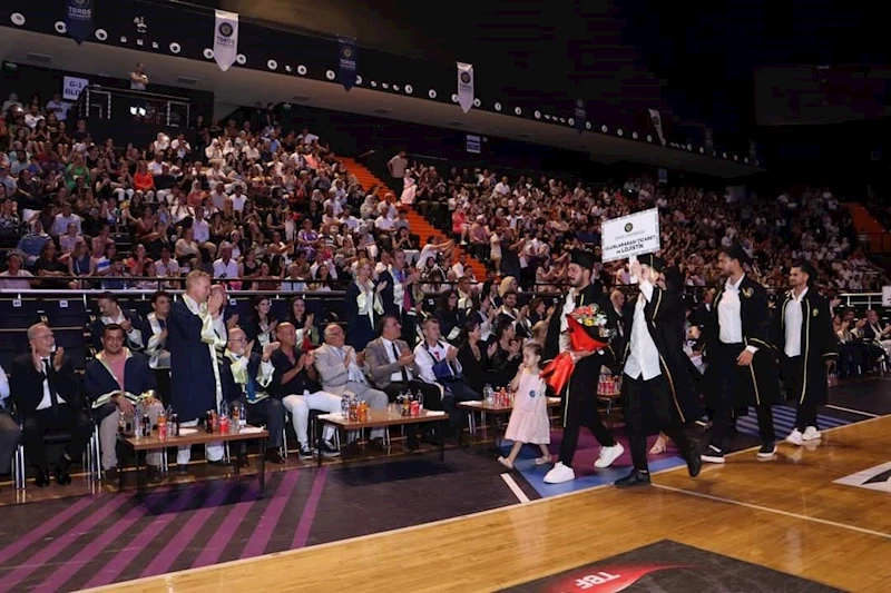 Toros Üniversitesi’nde mezuniyet coşkusu
