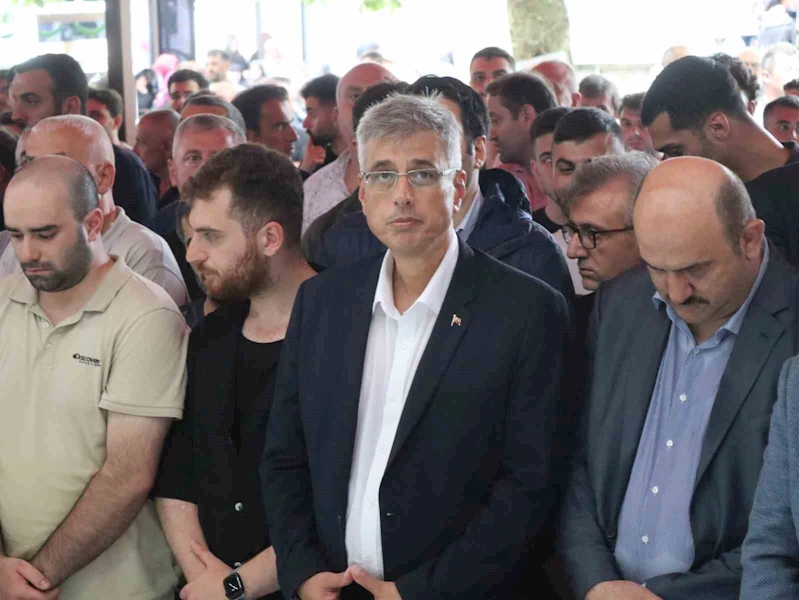 Bakan Memişoğlu Rize’de cenazeye katıldı
