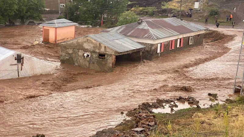 Tekman’da sağanak yağış sele neden oldu
