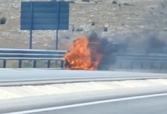 Konya’da seyir halindeki otomobil alev topuna döndü
