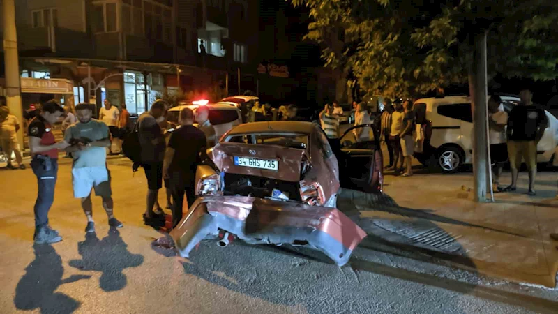 Keşan’da hafif ticari aracın çarpıp kaçtığı otomobildeki 1 kişi yaralandı
