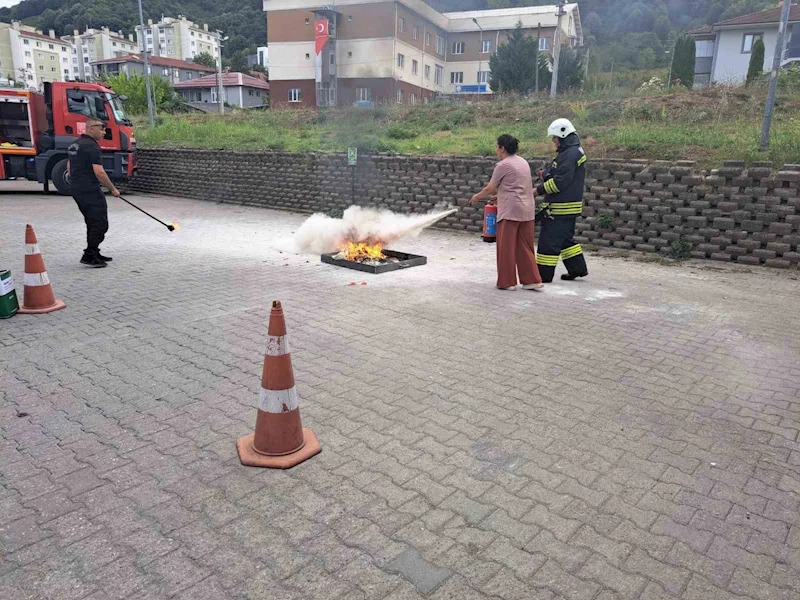 Sağlıkçılar yangına yangın tüpü ile müdahale etti
