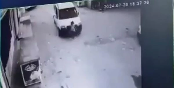 Adana’da yola fırlayan küçük çocuğa hafif ticari araç böyle çarptı
