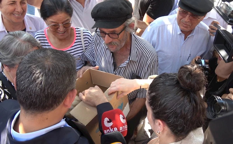 Sokağa bırakmaya kıyamadığı yavru köpeğini CHP Genel Başkanı Özel’e hediye etti

