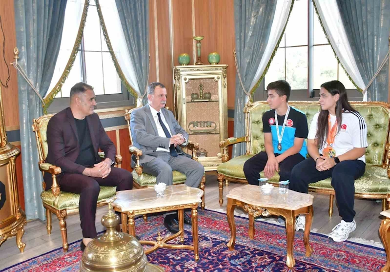Başkan Balaban şampiyon milli sporcuları ödüllendirdi
