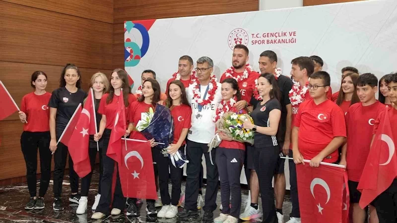 Olimpiyatlarda gümüş madalya kazanan milli atıcı Yusuf Dikeç, İstanbul’a geldi
