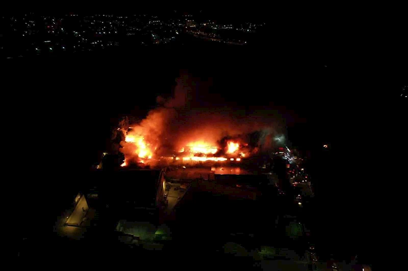 Beylikdüzü’nde mobilya fabrikasındaki yangın havadan görüntülendi
