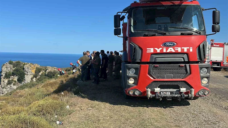 Sinop’ta yangına müdahale eden itfaiye personeli uçurumdan düştü
