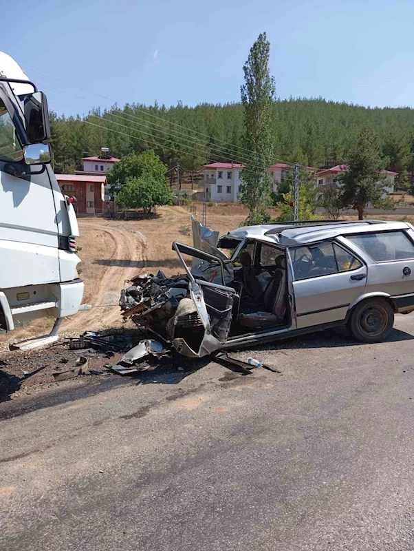 Tarsus’ta kamyon ile otomobil kafa kafaya çarpıştı: 1 yaralı
