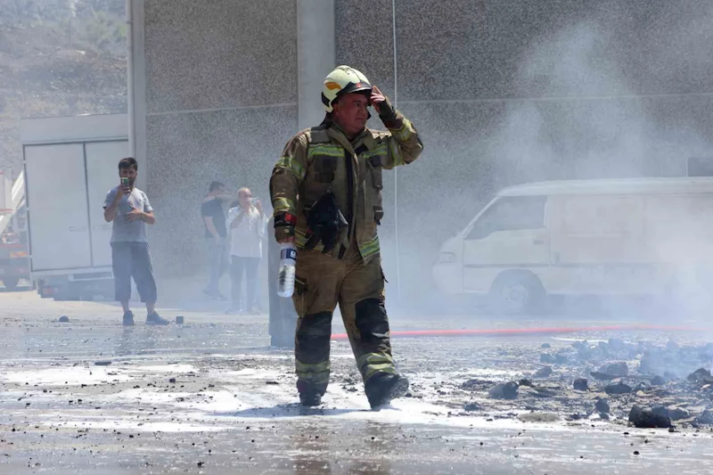 İzmir’deki yangında 3 fabrika, 5 araç zarar gördü
