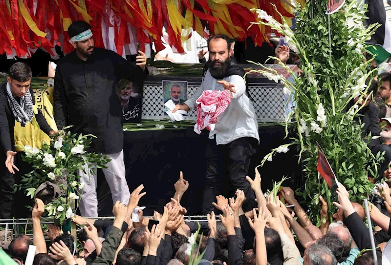 İran dini lideri Hamaney, Haniye’nin cenaze namazını kıldırdı

