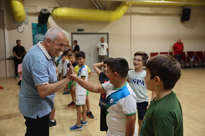 Başkan Şadi Özdemir, çocuklarla spor yaptı
