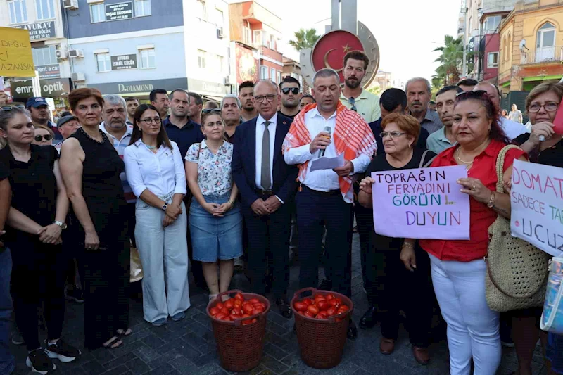 CHP’li başkan domates eylemine katılmayan çiftçiye sitem etti
