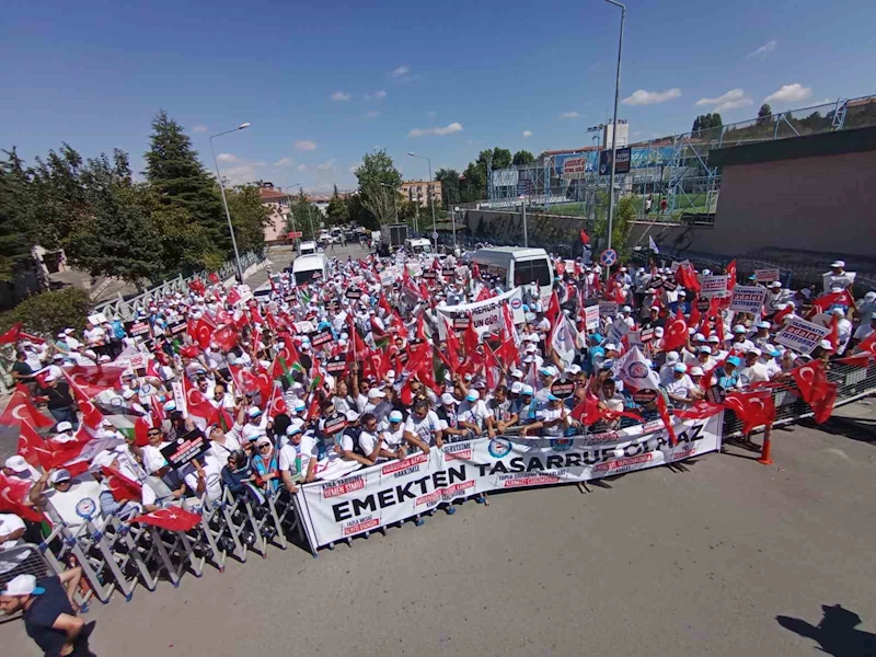 Memur-Sen Konfederasyonu’na bağlı sendikalar Bolu’dan başlattıkları yürüyüşü Ankara’da sonlandırdı
