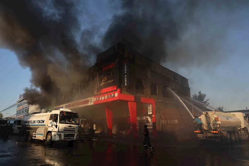 Diyarbakır’da 2. Sanayi Sitesi’nde çıkan yangın söndürüldü, 4 kişi dumandan etkilendi
