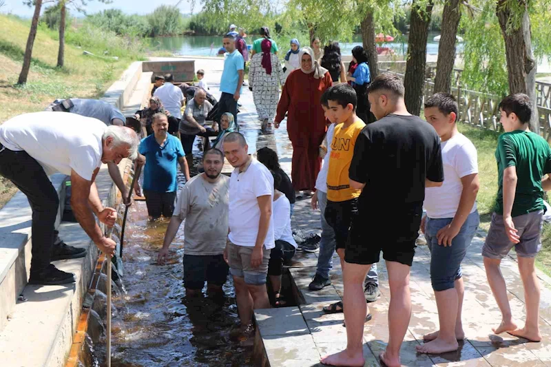 Kavurucu sıcakta Ekşisu buz gibi dondurdu
