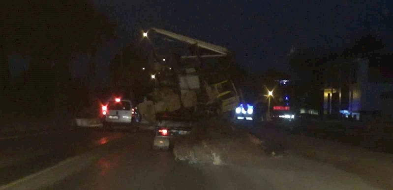 Hurda yüklü kamyonet trafikte tehlike saçtı
