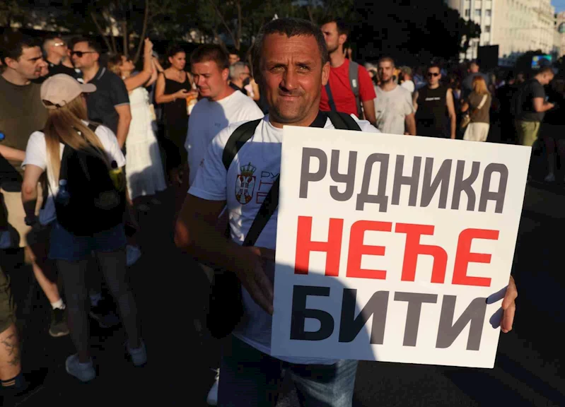 Sırbistan’da binlerce kişi lityum madeni projesini protesto etti
