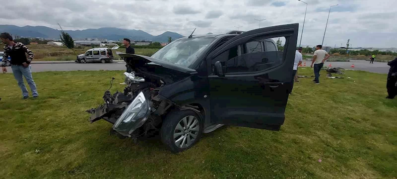 Erzurum’da araçlar kafa kafaya çarpıştı: 9 yaralı
