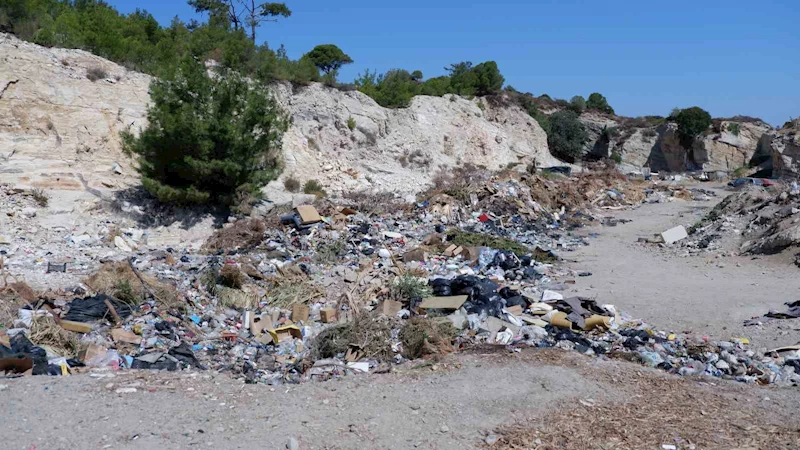 Foça Belediyesi’nin şehir merkezine döktüğü çöplere AK Partili Arslan’dan tepki
