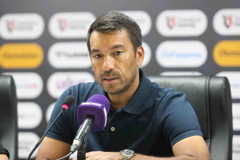 Van Bronckhorst: “İstanbul’a galibiyetle döndüğümüz için mutluyuz