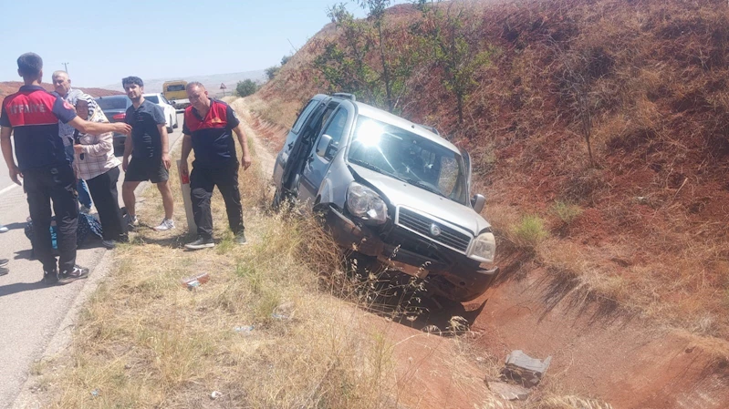 Kontrolden çıkan hafif ticari araç su sanalına uçtu: 2 yaralı
