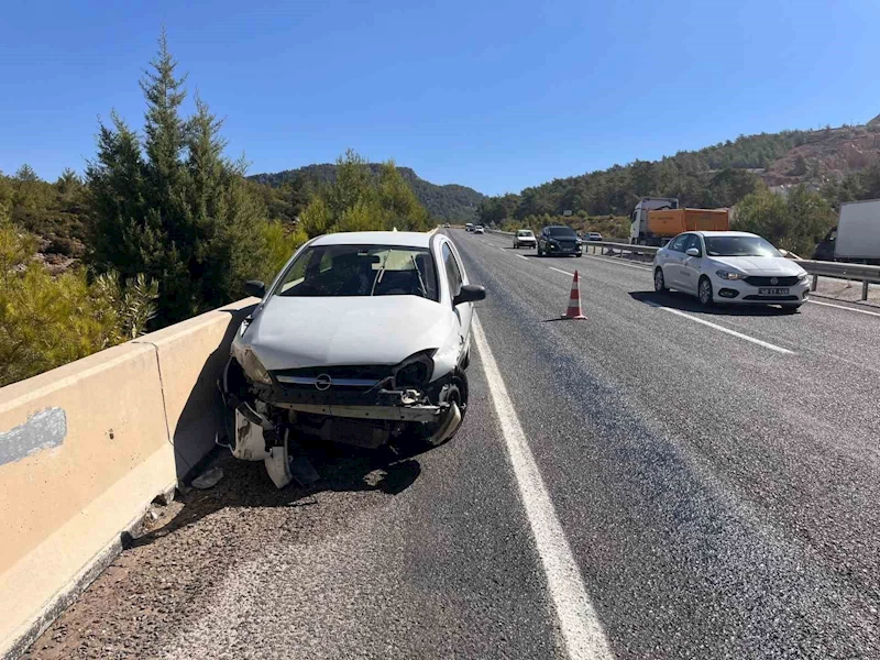 Kaza yapan araçtan dökülen yağ, diğer araçların da kaza yapmasına neden oldu
