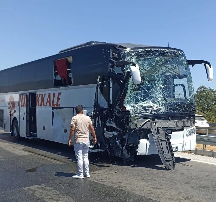 Kaza anı otobüs kamerasına yansıdı
