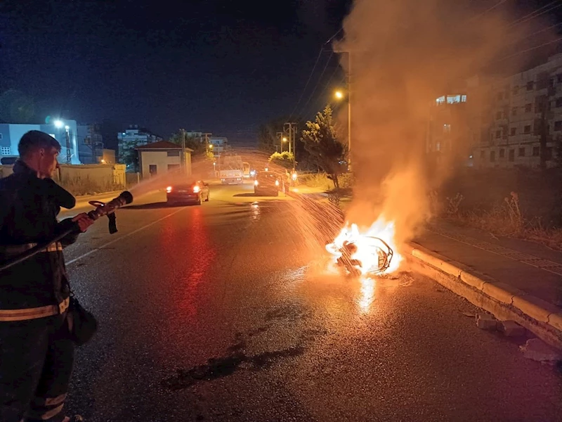 Seyir halindeki motosiklet alev aldı
