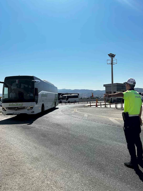 Trafik ekipleri emniyet kemerinin önemine dikkat çekti
