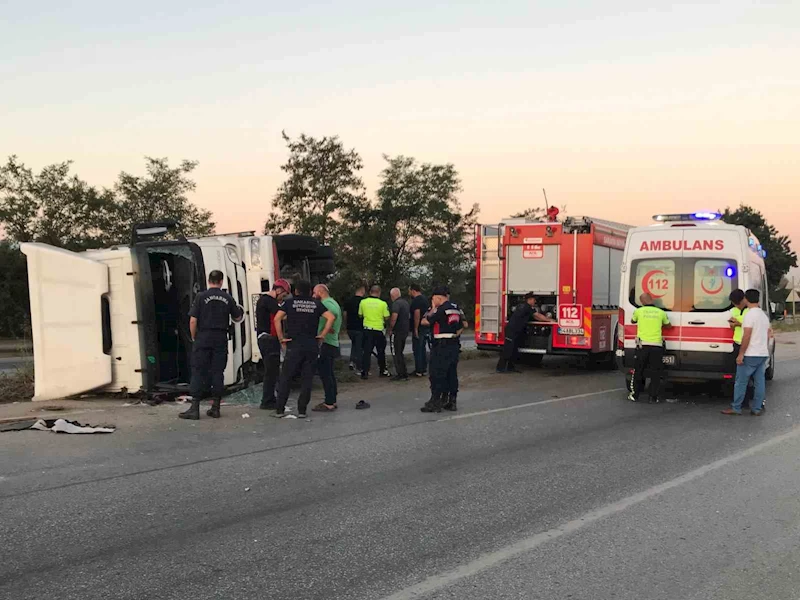 D-100’de sürücüsü uyuya kaldığı iddia edilen kamyon devrildi: 2 yaralı
