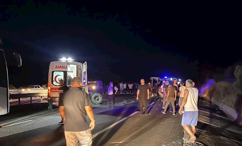 Mardin’de otomobil traktöre çarptı: 2 ölü, 3 yaralı
