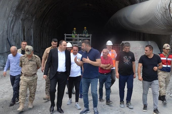 Kaymakam Demir, Tatvan Çevre Yolu T-2 Tüneli çalışmalarını inceledi
