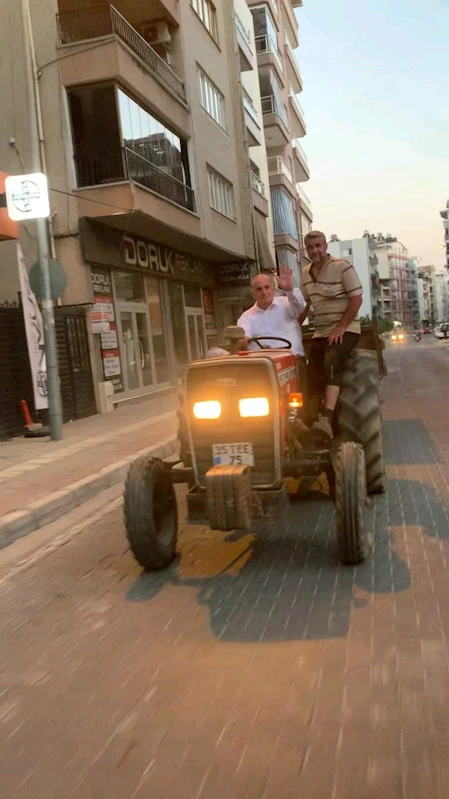 Başka Kaya traktörüyle ilçe sokaklarında gezdi
