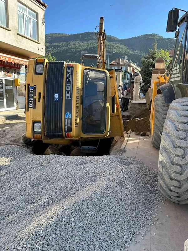 Yol göçtü kamyon çukura düştü
