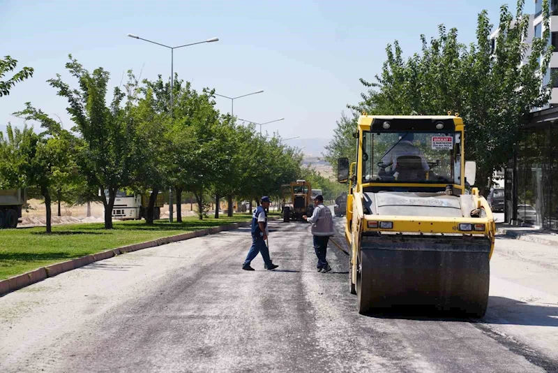 Elazığ’da asfalt bakım ve onarım çalışması yapıyor
