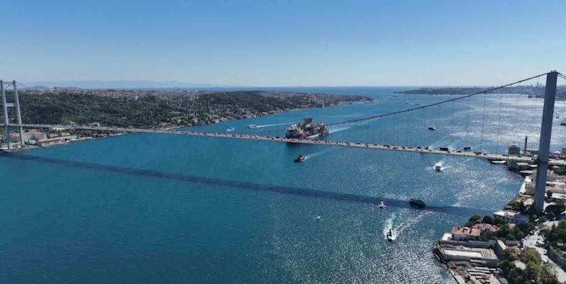 Türkiye’nin sondaj gemisi Abdülhamid Han İstanbul Boğazı’ndan geçti: O anlar havadan görüntülendi
