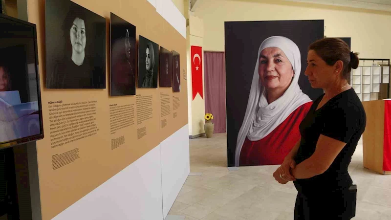60 yıl önce Hollanda’ya göç eden Türk kadınlarının fotoğraf sergisi duygu dolu anlara sahne oldu
