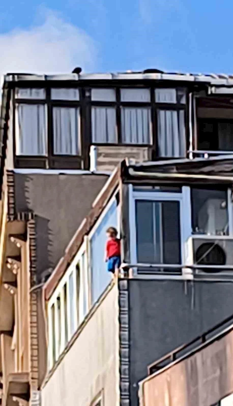 Sarıyer’de inanılmaz olay: 5. kattaki evlerinin camından çıkan 3 yaşındaki çocuk yürekleri ağızlara getirdi

