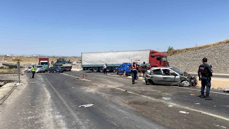 Diyarbakır’da iki tır ile otomobil çarpıştı: 1 ölü, 4 yaralı
