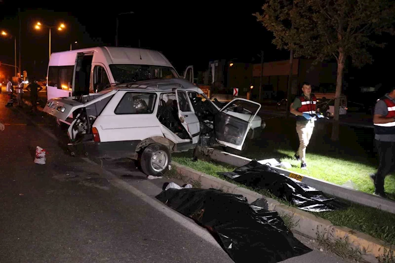 Denizli’de işçi minibüsü ile otomobil çarpıştı: 2 ölü, 10 yaralı
