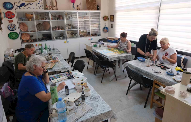 Adana’da kadınlar, 650 yıllık ’Tokat tahta baskı’ sanatını eserleriyle yaşatıyor
